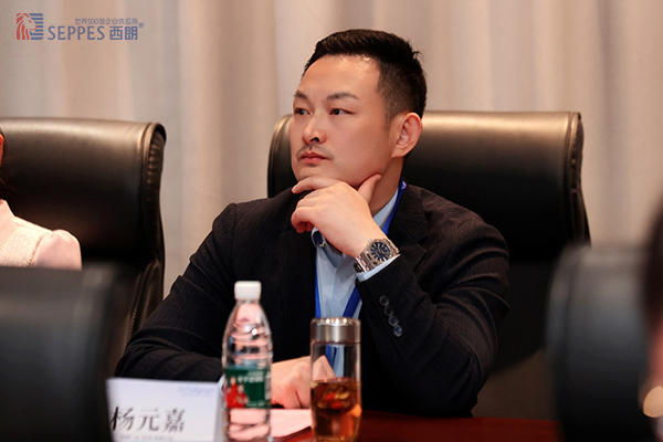 赢多多门业董事长杨元嘉在座谈会活动现场